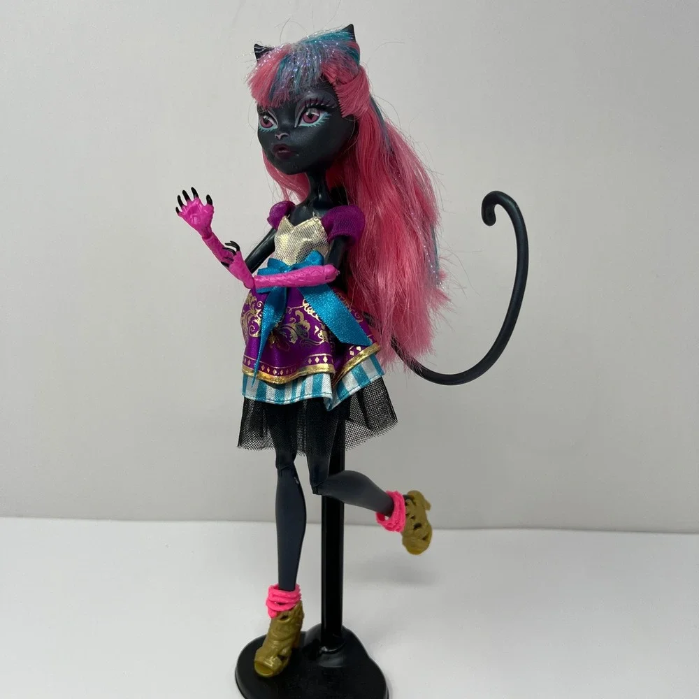 Monster High Catty Noir Boo York Doll Pink Black Feline Pop Star Figure CJF27